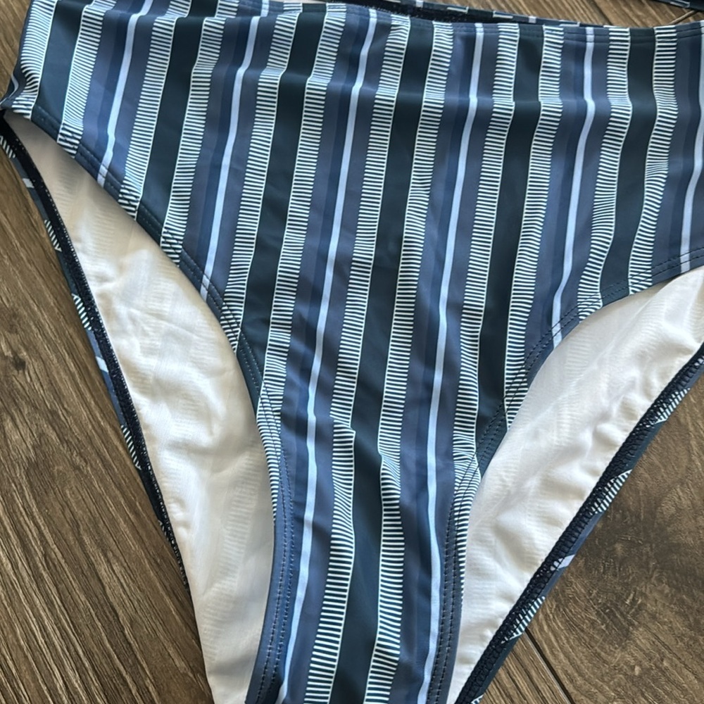 Two piece bikini - Picture 3 of 7